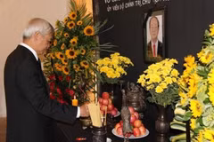 Đại sứ Việt Nam tại Venezuela Đào Thành Chung thắp hương viếng Chủ tịch nước Trần Đại Quang. (Ảnh: TTXVN)