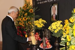 Đại sứ Việt Nam tại Venezuela Đào Thành Chung thắp hương viếng Chủ tịch nước Trần Đại Quang. (Ảnh: TTXVN)