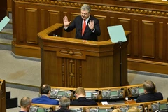 Tổng thống Ukraine Petro Poroshenko (giữa) phát biểu tại phiên họp Quốc hội ở Kiev ngày 26/11/2018. (Ảnh: AFP/TTXVN)