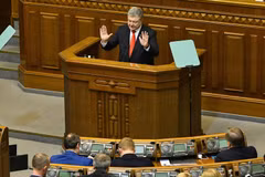 Tổng thống Ukraine Petro Poroshenko (giữa) phát biểu tại phiên họp Quốc hội ở Kiev ngày 26/11/2018. (Ảnh: AFP/TTXVN)