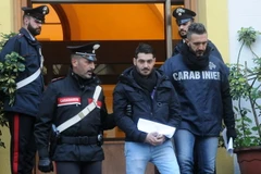 Cảnh sát bắt giữ một đối tượng bị tình nghi thuộc băng nhóm tội phạm ở Palermo, Italy. (Ảnh: AFP/TTXVN)