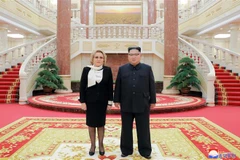 Nhà lãnh đạo Triều Tiên Kim Jong-un (phải) và Chủ tịch Hội đồng Liên bang (Thượng viện) Nga Valentina Matvienko trong cuộc gặp tại Bình Nhưỡng ngày 9/8. (Ảnh: AFP/TTXVN)