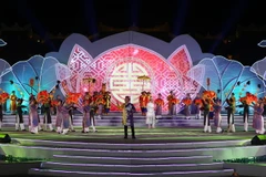 Một tiết mục nghệ thuật trong đêm bế mạc Festival Huế 2016. (Ảnh: Hồ Cầu/TTXVN)