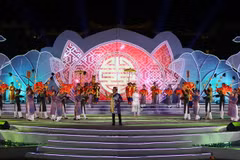 Một tiết mục nghệ thuật trong đêm bế mạc Festival Huế 2016. (Ảnh: Hồ Cầu/TTXVN)