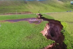 [Video] Siêu hố “tử thần” New Zealand lộ trầm tích 60.000 năm