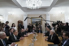 Ngoại trưởng Nga Sergei Lavrov (thứ 2, trái) và Ngoại trưởng Iran Mohammad Javad Zarif (thứ 2, phải) trong cuộc gặp tại Moskva ngày 10/1. (Nguồn: AFP/TTXVN)