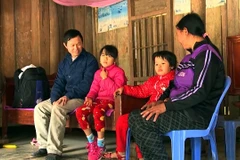 Vợ chồng ông Lê Văn Sơn ở xã Lương Sơn, huyện Yên Lập (Phú Thọ) phải nuôi các cháu vì con dâu xuất cảnh trái phép sang Trung Quốc làm thuê nhưng bị bắt. (Ảnh: Việt Hoàng/TTXVN)