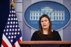 Thư ký báo chí Nhà Trắng Sarah Sanders phát biểu tại cuộc họp báo ở Washington, DC ngày 2/8. (Ảnh: THX/TTXVN)