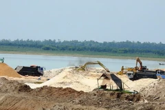 Hoạt động khai thác cát khó kiểm soát ở lòng hồ Dầu Tiếng. (Ảnh: Thanh Tân/TTXVN)