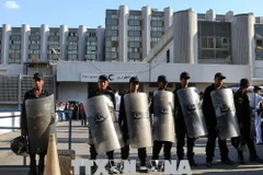  Cảnh sát Ai Cập gác tại thủ đô Cairo sau một vụ tấn công ngày 26/5/2017. (Nguồn: AFP/TTXVN)