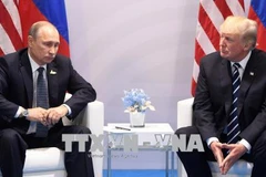 Tổng thống Mỹ Donald Trump (phải) và Tổng thống Nga Vladimir Putin trong cuộc gặp bên lề Hội nghị thượng đỉnh G20 tại Hamburg (Đức) ngày 7/7/2017. (Nguồn: AFP/ TTXVN)