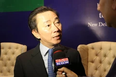  Đại sứ Phạm Sanh Châu trả lời báo chí sau khi kết thúc cuộc họp báo. (Ảnh: Huy Lê/TTXVN)