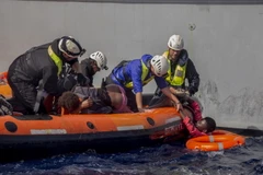  Người di cư được cứu trên Địa Trung Hải. (Nguồn: AFP/TTXVN)