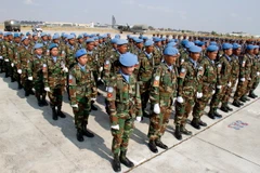Binh sỹ Campuchia tham gia sứ mệnh gìn giữ hòa bình của LHQ tại buổi lễ ở Phnom Penh, trước khi lên đường tới Mali và Nam Sudan. (Nguồn: THX/TTXVN)