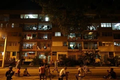 Người dân Cuba truy cập Internet qua điện thoại thông minh tại La Habana. (Nguồn: Reuters)