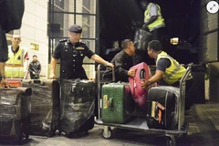 Cảnh sát tịch thu các tài sản trong vụ điều tra quỹ 1MDB tại Kuala Lumpur ngày 18/5. (Nguồn: AP)