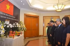 Cán bộ, nhân viên Đại sứ quán Việt Nam tại Indonesia cùng các cơ quan đại diện Việt Nam tại Jakarta tại lễ viếng Chủ tịch nước. (Ảnh: Đỗ Quyên/Vietnam+)