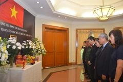 Cán bộ, nhân viên Đại sứ quán Việt Nam tại Indonesia cùng các cơ quan đại diện Việt Nam tại Jakarta tại lễ viếng Chủ tịch nước. (Ảnh: Đỗ Quyên/Vietnam+)