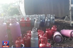 [Video] Hốt hoảng với hàng trăm bình gas rơi từ xe tải bị lật