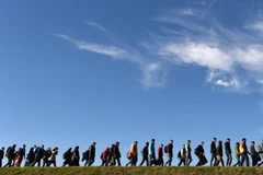 Người tị nạn chờ làm thủ tục bên ngoài văn phòng cơ quan cảnh sát Đức ở Simbach, miền nam Đức năm 2015. (Nguồn: AFP/TTXVN)