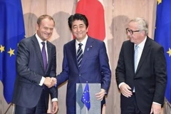 Thủ tướng Nhật Bản Shinzo Abe (giữa), Chủ tịch Hội đồng châu Âu Donald Tusk (trái) và Chủ tịch Ủy ban châu Âu Jean-Claude Juncker (phải) sau lễ ký tại Tokyo. (Ảnh: Kyodo/TTXVN)
