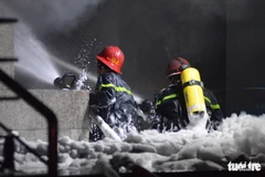 Cảnh sát chữa cháy làm việc tại hiện trường.(Nguồn: tuoitre.vn)