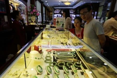 Khách hàng giao dịch tại công ty vàng Bảo Tín Minh Châu (Hà Nội). (Ảnh: Trần Việt/TTXVN)