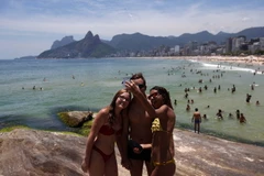 Khách du lịch trên bãi biển Ipanema ở thành phố Rio de Janeiro ngày 21/12/2016. (Nguồn: EPA/TTXVN)