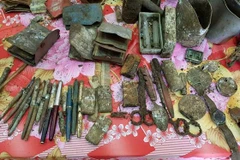 Sau khi khai quật, ngành chức năng tìm thấy rất nhiều di vật. (Ảnh: Công Phong/TTXVN)