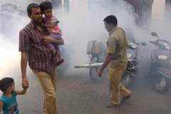 Phun thuốc khử trùng nhằm ngăn chặn sự lây lan của virus Zika tại Mumbai, Ấn Độ. (Ảnh: AFP/TTXVN)