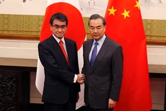 Ngoại trưởng Nhật Bản Taro Kono và Ngoại trưởng Trung Quốc Vương Nghị. (Nguồn: Reuters) 