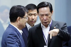 Bộ trưởng Quốc phòng Hàn Quốc Song Young-moo (phải) và Giám đốc Văn phòng An ninh quốc gia Chung Eui-yong trong cuộc gặp tại Seoul ngày 15/9. (Nguồn: YONHAP/TTXVN)