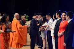 Đại sứ Việt Nam tại Nhật Bản Nguyễn Quốc Cường trao quà lưu niệm cho các nhà tài trợ buổi biểu diễn. (Ảnh: Thành Hữu/Vietnam+)