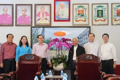 Đoàn công tác Bộ Nội vụ chụp ảnh lưu niệm với các giám mục tại Toà giám mục Long Xuyên, tỉnh An Giang. (Ảnh: Thanh Sang/TTXVN)