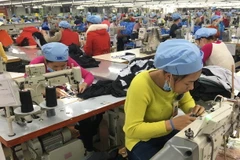 Sản xuất các đơn hàng xuất khẩu tại Công ty cổ phần Dệt may Huế. (Ảnh: Quốc Việt/TTXVN)