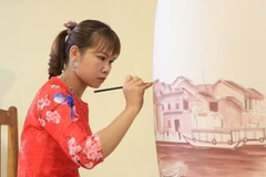 Những bàn tay tinh hoa tạo nên sản phẩm truyền thống của gốm Chu Đậu. (Ảnh: Thống Nhất/TTXVN)