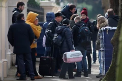 Các nhà ngoại giao Nga và gia đình rời Đại sứ quán Nga ở London, Anh ngày 20/3. (Nguồn: AFP/TTXVN)