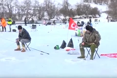 [Video] Kỳ thú mùa câu cá trên sông băng của người dân Pháp