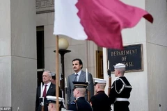 Quốc vương Qatar Emir Sheikh Tamim bin Hamad Al Thani (phải) gặp Bộ trưởng Quốc phòng Mỹ Jim Mattis tại Lầu Năm Góc ngày 9/4. (Nguồn: AFP)