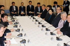 Thủ tướng Nhật Bản Shinzo Abe (thứ tư, trái) gặp thân nhân những người bị bắt cóc tại Tokyo ngày 2/4/2015. (Nguồn; Kyodo/TTXVN)