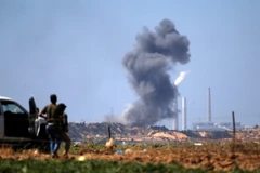Khói bốc lên sau các cuộc không kích Israel vào các mục tiêu của Hamas ở Beit Lahia gần khu vực biên giới giữa Israel và Dải Gaza ngày 14/5. (Nguồn: AFP/TTXVN)