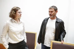 Công dân Nga Mikhail Bochkaryov (phải) và luật sư bào chữa của ông, Hege Aakre, tại một buổi điều trần ở Tòa án quận Oslo. (Nguồn: EPA/TASS)