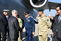 Bộ trưởng Quốc phòng Pakistan Khurram Dastgir Khan (thứ ba, phải) đón người đồng nhiệm Mỹ Jim Mattis (thứ ba, trái) trong chuyến thăm Pakistan tại Islamabad ngày 4/12/2017. (Nguồn: AFP/TTXVN)