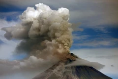 Khói bụi bốc lên từ núi lửa Mayon ngày 25/1. (Nguồn: THX/TTXVN)