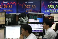 Bảng tỷ giá chứng khoán tại ngân hàng Hana ở thủ đô Seoul, Hàn Quốc. (Nguồn: Yonhap/TTXVN)