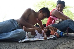 Gia đình trẻ em di cư tại thị trấn Tapachula thuộc biên giới phía tây Mexico và Guatemala ngày 11/4. (Nguồn: EPA/TTXVN)