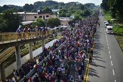 Người di cư Honduras trên tuyến đường nối Ciudad Hidalgo với Tapachula, bang Chiapas, Mexico trên hành trình tới Mỹ ngày 21/10/2018. (Ảnh: AFP/TTXVN)