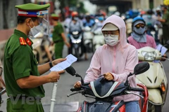 Ngày hôm nay (6/9), lực lượng chức năng ở các chốt kiểm soát sẽ tiến hành tuyên truyền cho người dân về quy định mới trong Chỉ thị 20 đã áp dụng để chống dịch. (Ảnh: Minh Sơn/Vietnam+)