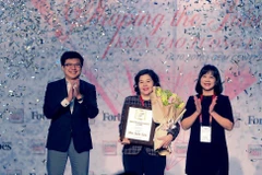 Bà Mai Kiều Liên nhận giải thưởng "Thành tựu trọn đời" do Tạp chí Forbes Việt Nam trao tặng