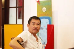 Họa sỹ Lê Thiết Cương trong “Chuyện ghế” tại Hà Nội. (Ảnh: Trần Thắng)